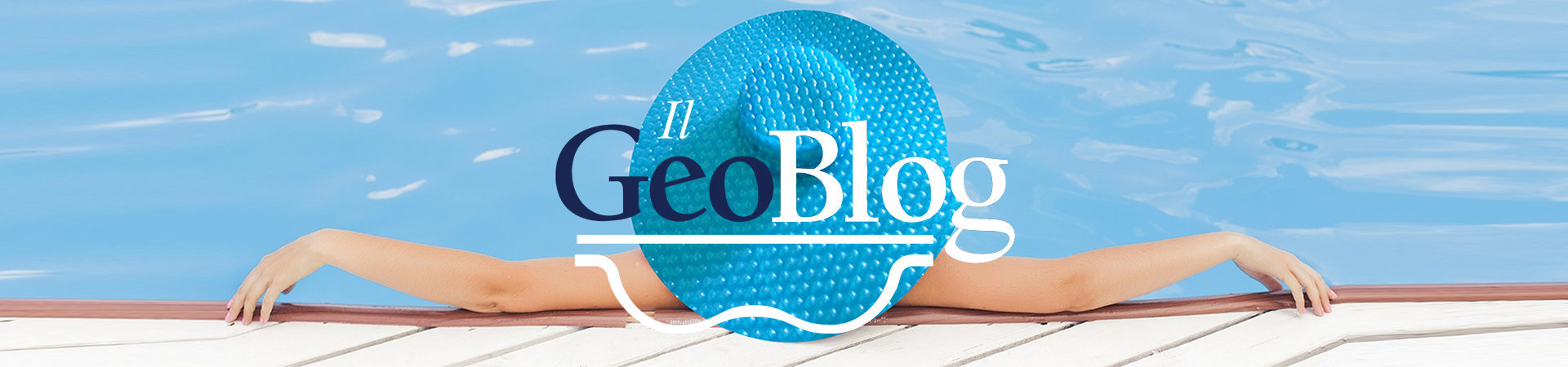 Signora-GeoBlog-con-cappello-GeoBubble-seduto-a-bordo-piscina
